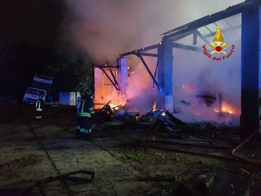 In fiamme una legnaia a Gattinara, interviene anche un'autobotte dei Vigili del Fuoco di Mortara