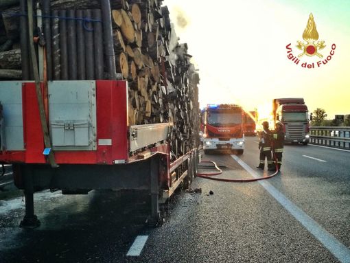 Oltrepò: in fiamme un semirimorchio carico di legname sulla Torino-Piacenza