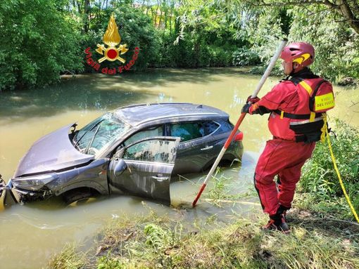 Mortara: escono di strada con l'auto e finiscono nel torrente Arbogna, soccorse 2 persone Mortara: escono di strada con l'auto e finiscono nel torrente Arbogna, soccorse 2 persone
