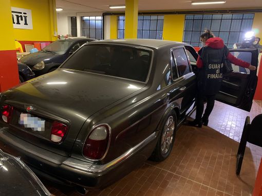 Blitz della Guardia di Finanza, sequestrati beni per 30milioni di euro a un evasore totale Blitz della Guardia di Finanza, sequestrati beni per 30milioni di euro a un evasore totale