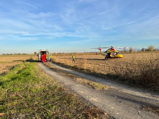 Suardi: cade dalla scala, soccorso un 49enne