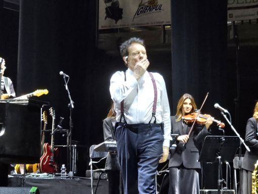 Vigevano: Massimo Ranieri incanta il PalaElachem, le immagini della serata Vigevano: Massimo Ranieri incanta il PalaElachem, le immagini della serata