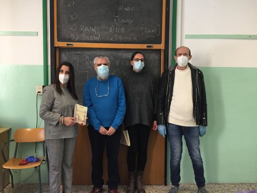 Valle Lomellina: gli autori “di Val ân tâl cör” omaggiano gli studenti delle scuole con una copia del libro Valle Lomellina: gli autori “di Val ân tâl cör” omaggiano gli studenti delle scuole con una copia del libro