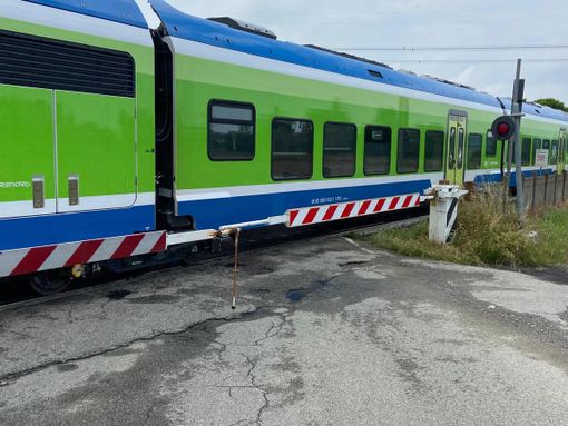 Mede: veicolo finisce contro le sbarre del passaggio a livello, sul posto i carabinieri. Leggeri ritardi alla circolazione ferroviaria