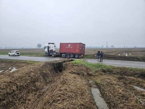 Mede: esce di strada con il Tir sulla provinciale 194, soccorso un 55enne