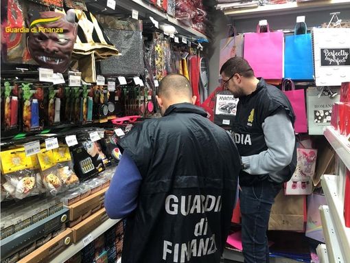 Gdf Monza: maxi sequestro di circa 138mila articoli per la festa di Halloween, fitness e luminarie a led