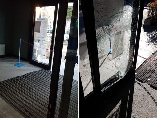 Deluso dai Servizi Sociali, sfonda la porta del municipio con lo scooter: denunciato