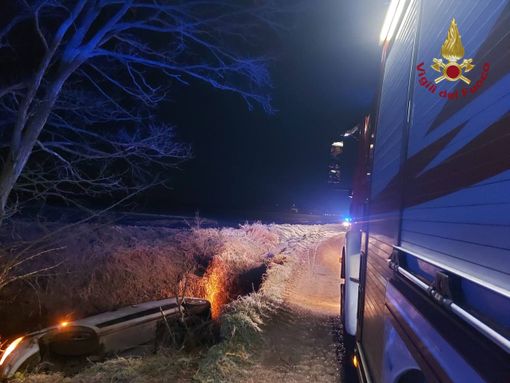 Pavese: esce di strada con l'auto e si ribalta, ferito un 49enne