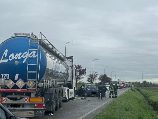 Vigevano: tragico schianto auto-camion in corso Pavia, muore una donna 51enne