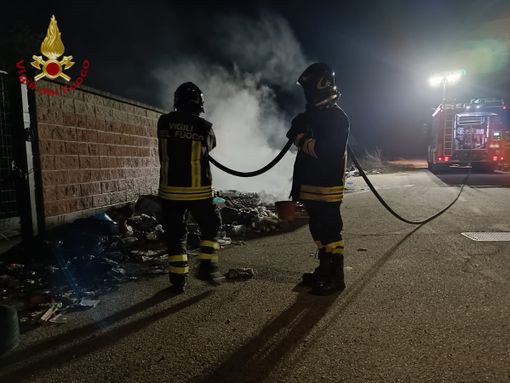 Casorate Primo: incendio rifiuti, i Vigili del fuoco bonificano l'area