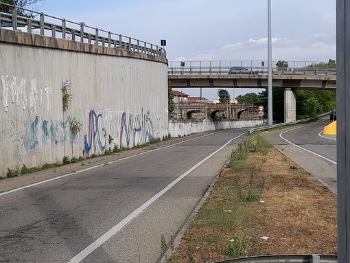 Si lancia dall'ambulanza e dal ponte Si lancia dall'ambulanza e dal ponte