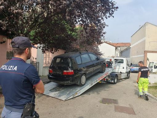 Vercelli: Porta Torino, controlli a tappeto dopo la rapina. Polizia in strada e rimozione delle auto abbandonate Vercelli: Porta Torino, controlli a tappeto dopo la rapina. Polizia in strada e rimozione delle auto abbandonate