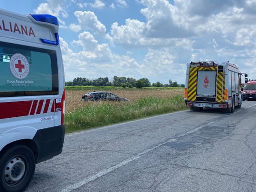 Gambarana: escono di strada con l'auto sulla provinciale 4, illese due persone Gambarana: escono di strada con l'auto sulla provinciale 4, illese due persone