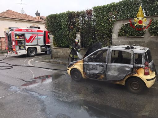 Sant'Alessio con Vialone: auto divorata dalle fiamme, danni ingenti ma nessun ferito