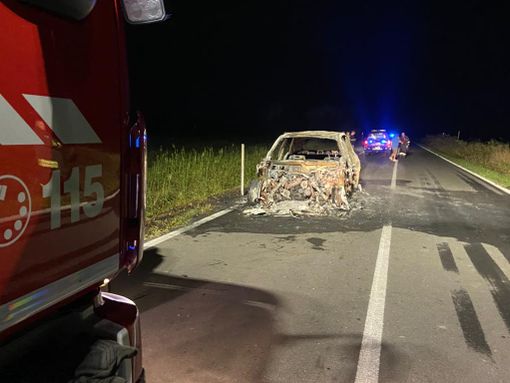 Pieve del Cairo: incendio divora un suv sulla ex statale 211