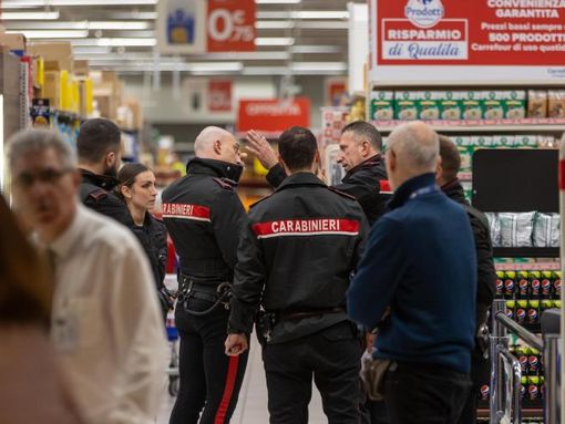 Assago: perizia psichiatrica per l’assalitore del Carrefour Assago: perizia psichiatrica per l’assalitore del Carrefour