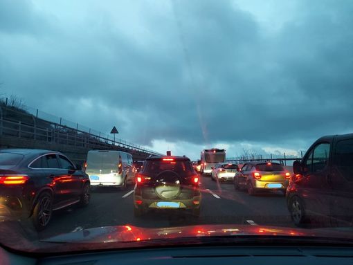 Liguria, d'inverno o d'estate non cambia nulla, l'autostrada è tutta una coda di auto