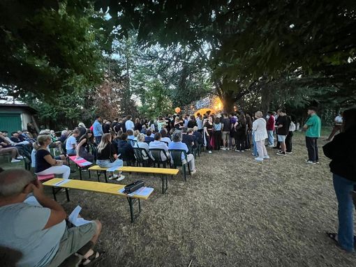 CHRI E CHIARA NEI NOSTRI CUORI - «Avete tra le mani un foglio bianco per scrivere un ricordo, depositarlo vicino all'altare e consegnarlo a loro per sempre» CHRI E CHIARA NEI NOSTRI CUORI - «Avete tra le mani un foglio bianco per scrivere un ricordo, depositarlo vicino all'altare e consegnarlo a loro per sempre»