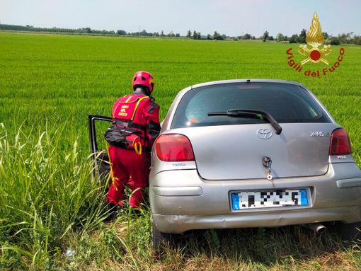 Pavia: finisce nel fosso con l'auto, intervengono i Vigili del fuoco Pavia: finisce nel fosso con l'auto, intervengono i Vigili del fuoco