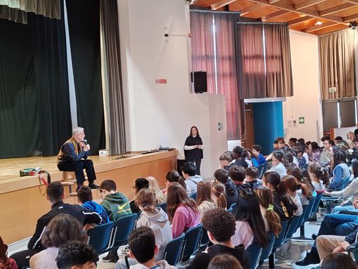 Vigevano, gli studenti della "Robecchi" a lezione con l'autore Luigi Ballerini