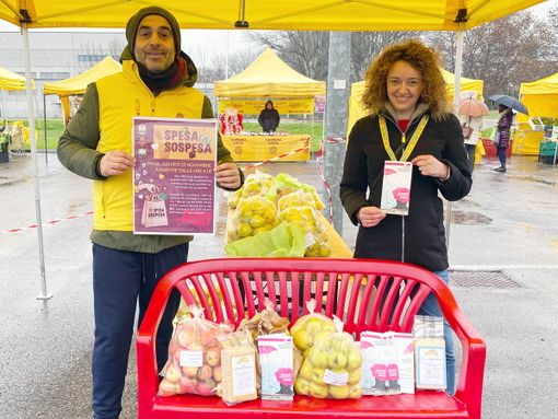 Violenza sulle donne, due quintali e mezzo raccolti con la “spesa sospesa” al mercato Coldiretti
