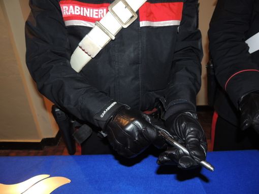 Casorate Primo, fugge all’alt con un’auto di grossa cilindrata: trovato in possesso di droga e di una “penna pistola”.