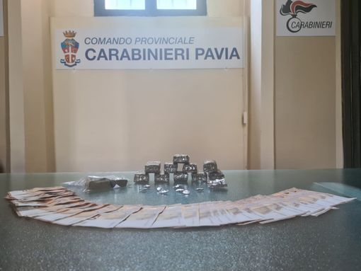 Casorate Primo: spacciano droga su una Fiat 500, un arresto e una denuncia per due ragazzi Casorate Primo: spacciano droga su una Fiat 500, un arresto e una denuncia per due ragazzi