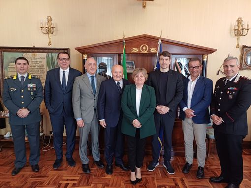 Sottoscritto tra il prefetto e il presidente dell’associazione commercianti della provincia di Pavia il protocollo video-allarme anti rapina Sottoscritto tra il prefetto e il presidente dell’associazione commercianti della provincia di Pavia il protocollo video-allarme anti rapina