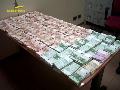Prestiti a tassi d'usura: la Guardia di Finanza arresta cinque persone nel Varesotto. Imprenditori in difficoltà costretti a pagare interessi del 120% Prestiti a tassi d'usura: la Guardia di Finanza arresta cinque persone nel Varesotto. Imprenditori in difficoltà costretti a pagare interessi del 120%