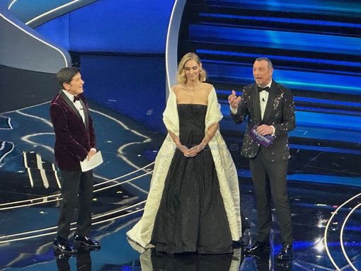 Chiara Ferragni fa il suo ingresso all’Ariston con il vestito manifesto firmato Dior “Pensati libera” Chiara Ferragni fa il suo ingresso all’Ariston con il vestito manifesto firmato Dior “Pensati libera”