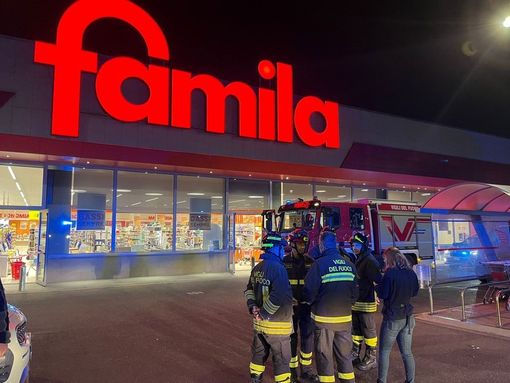 Sostanza urticante nell'aria, paura al supermercato: soccorse 50 persone nel Varesotto (VIDEO)