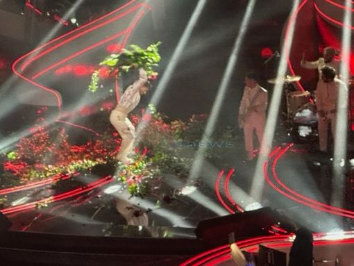 Blanco dà spettacolo al Festival: non sente la voce in cuffia e distrugge i vasi di fiori sul palco