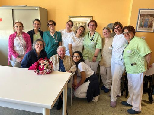 Vigevano, 103 anni di vita e passione ostetrica: la signora Ines Esterina Guerra torna nel reparto di ostetricia e ginecologia per spegnere le candeline