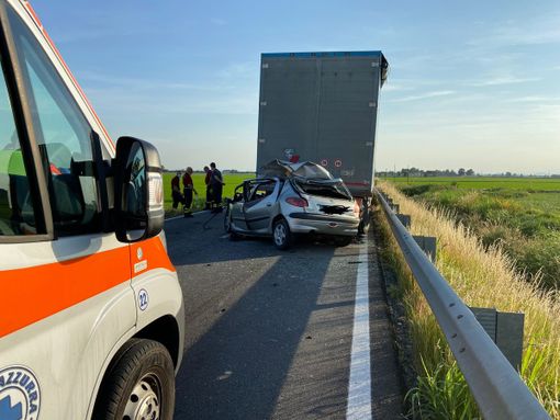 Cozzo: auto contro camion, muore un 23enne Cozzo: auto contro camion, muore un 23enne