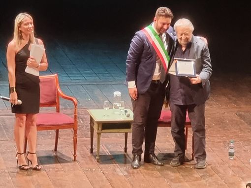 Casale Monferrato, Pupi Avati ritira il premio Giovanni Lanza consegnato dal sindaco Riboldi al Teatro Municipale