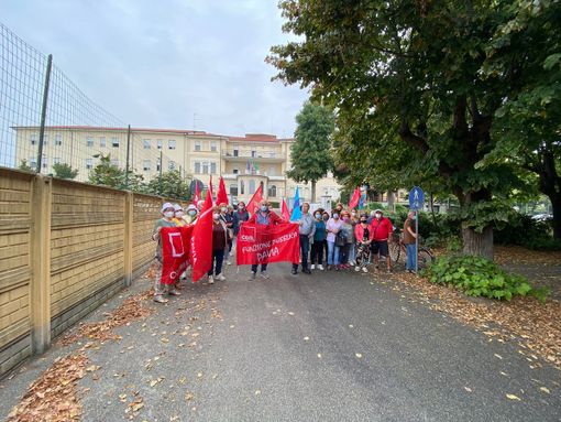 - (FOTONOTIZIA) - Sartirana: il presidio dei sindacati contro l'ipotesi di affidare a una cooperativa il nucleo Alzheimer dell'Rsa Adelina Nigra