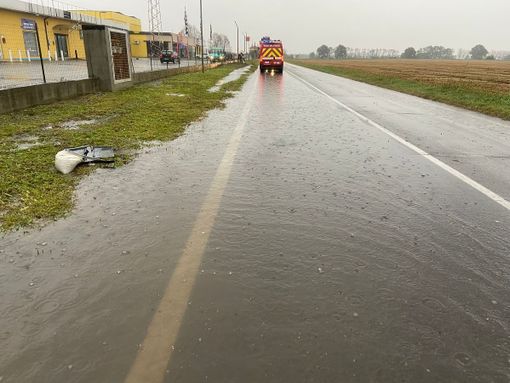 Mede-Lomello strada allagata per le forti piogge