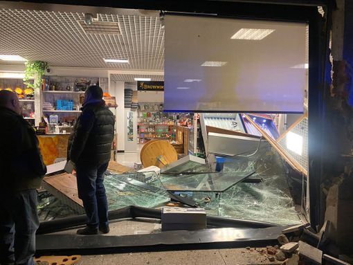 Abbiategrasso, sfondano la vetrina dell’armeria Power Gun: danni ingenti, magro il bottino