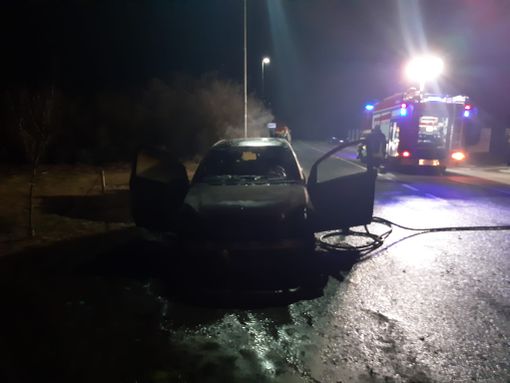 Tromello: fiamme su un'auto in via Delcroix Tromello: fiamme su un'auto in via Delcroix