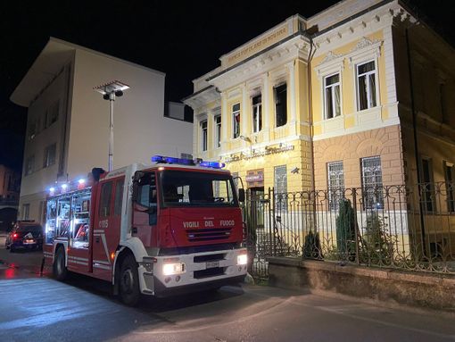 Mede: incendio divora appartamento in corso Italia, Vigili del fuoco in azione per spegnere le fiamme