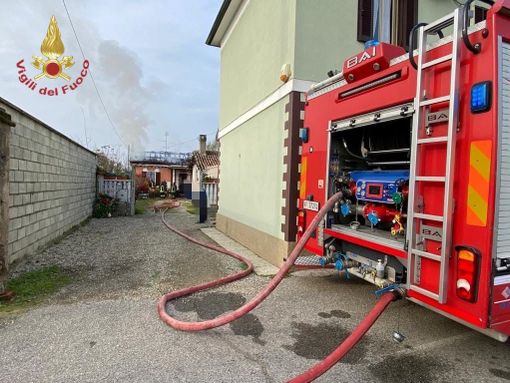 Nicorvo: villetta divorata dalle fiamme, danni ingenti Nicorvo: villetta divorata dalle fiamme, danni ingenti