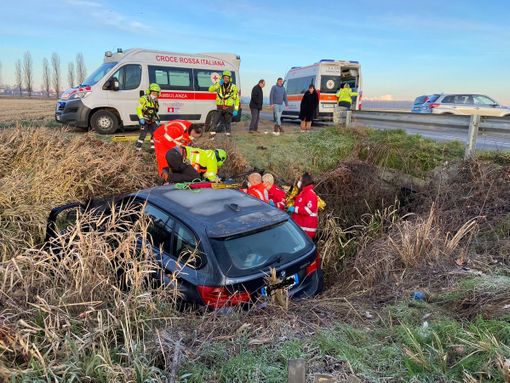 Semiana: escono di strada sulla provinciale, passeggero dell'auto trasportato in elicottero Semiana: escono di strada sulla provinciale, passeggero dell'auto trasportato in elicottero