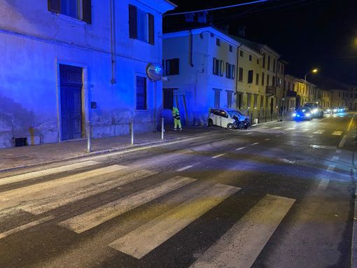 Ferrera: perdono il controllo dell'auto e si schiantano contro un muro, feriti due ragazzi Ferrera: perdono il controllo dell'auto e si schiantano contro un muro, feriti due ragazzi