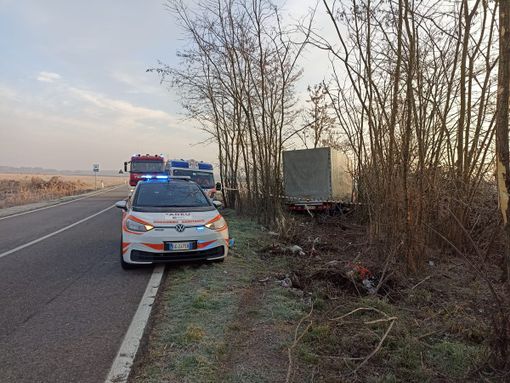 Zeme: camion esce di strada sulla provinciale 596, soccorse 2 persone Zeme: camion esce di strada sulla provinciale 596, soccorse 2 persone