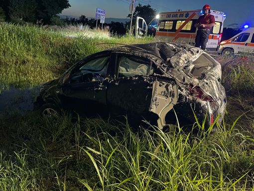 L'auto uscita di strada in via Borgo San Siro