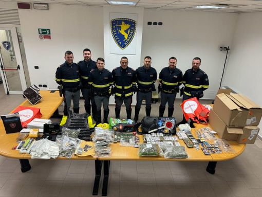 Scoperti con la droga in macchina sull'Autolaghi dalla polizia stradale: due giovani in manette