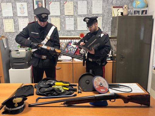 Oltrepò: non si ferma all'alt dei carabinieri, inseguito e denunciato un 31enne Oltrepò: non si ferma all'alt dei carabinieri, inseguito e denunciato un 31enne