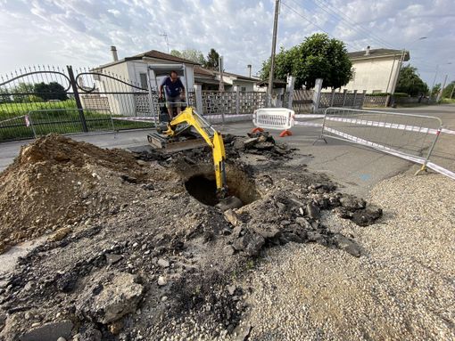 Mede: cede l'asfalto sopra a un canale irriguo, chiusa via Castellaro