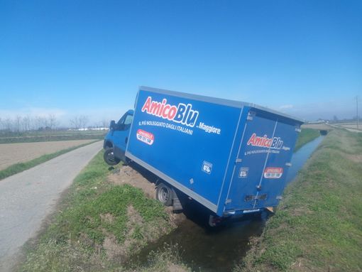 FOTONOTIZIA. Vigevano: perde il controllo del furgone che rimane in bilico sopra un fosso