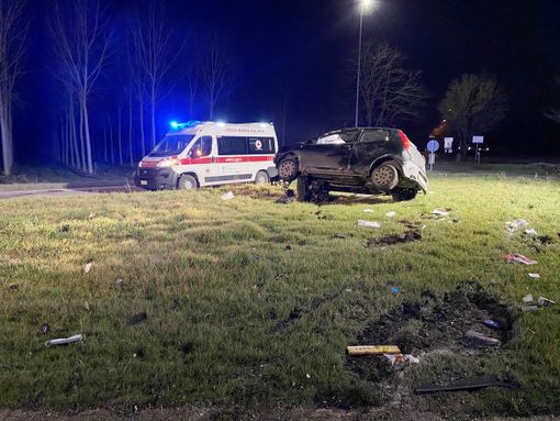 Mede: si schianta con l'auto sulla rotonda della provinciale 194, gravemente ferito un uomo